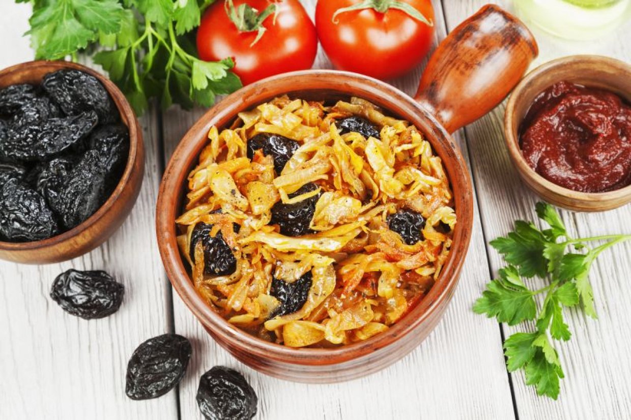 Капуста, тушенная с черносливом Капуста, тушенная с черносливом