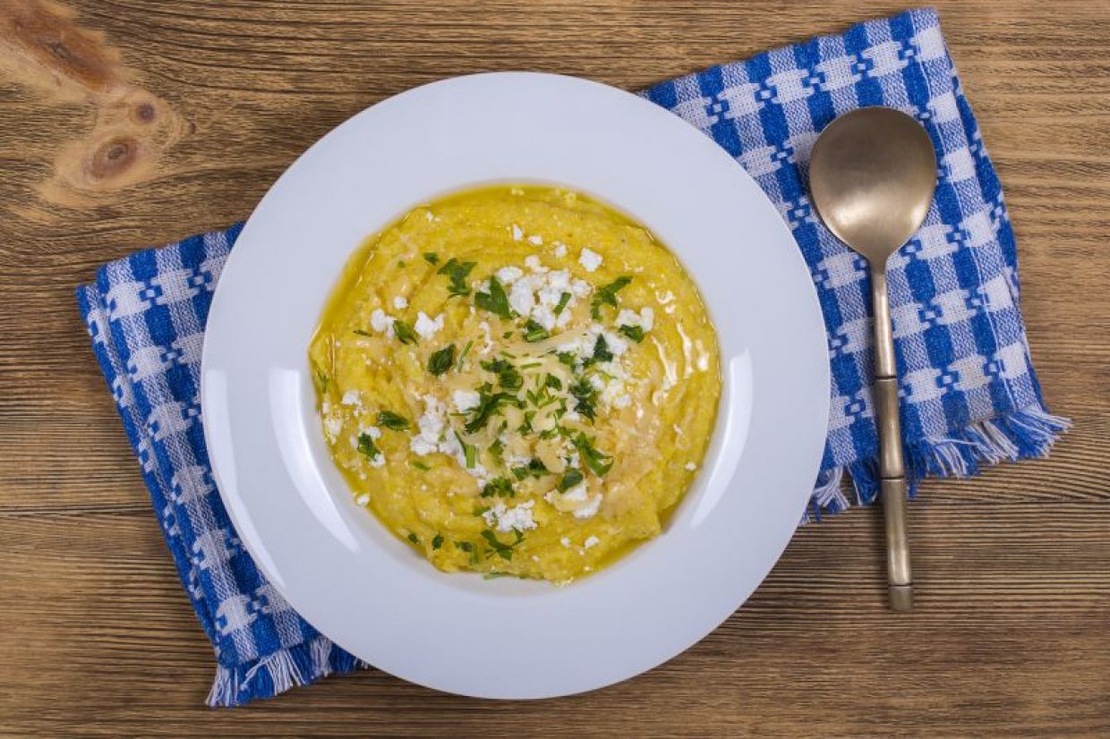 Гуцульская кукурузная каша с сыром и зеленью Гуцульская кукурузная каша с сыром и зеленью