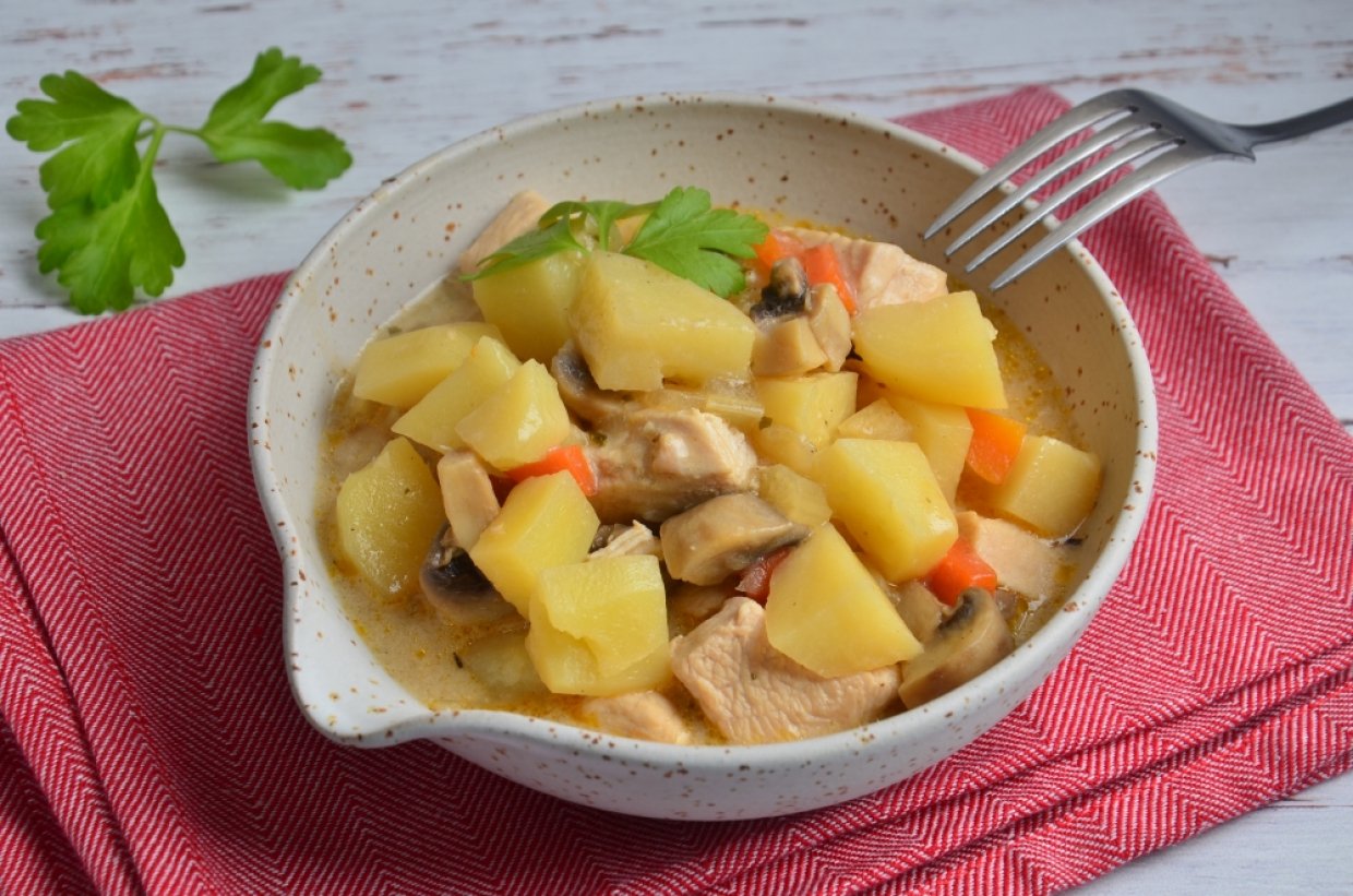 Овощное рагу с курицей и шампиньонами Овощное рагу с курицей и шампиньонами
