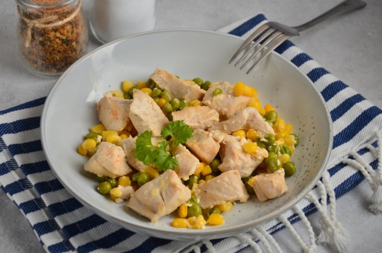 Куриное филе в сливках с горошком и кукурузой Куриное филе в сливках с горошком и кукурузой