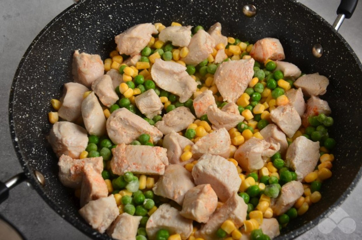 Куриное филе в сливках с горошком и кукурузой – фото приготовления рецепта, шаг 3 Куриное филе в сливках с горошком и кукурузой – фото приготовления рецепта, шаг 3