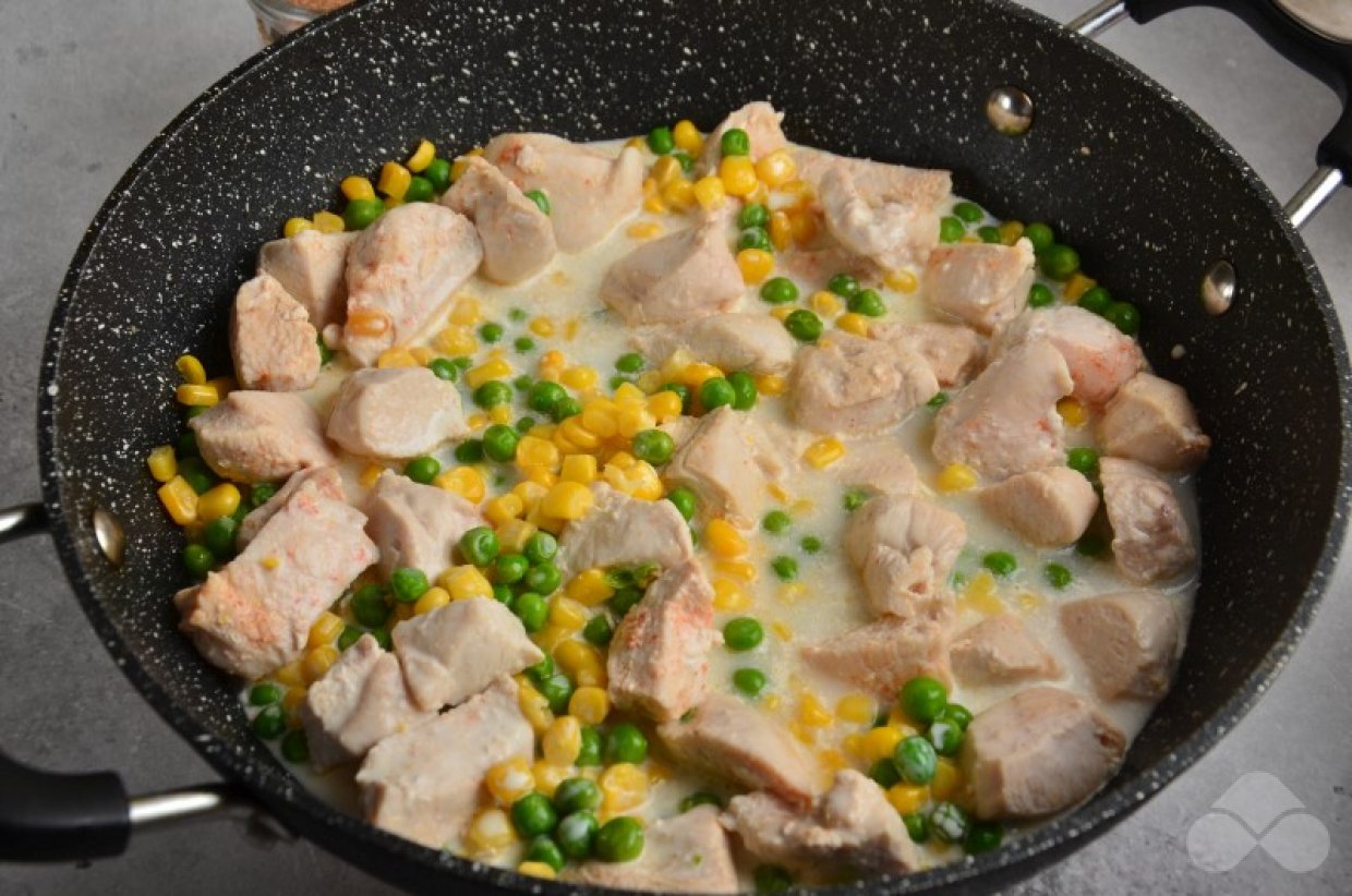 Куриное филе в сливках с горошком и кукурузой – фото приготовления рецепта, шаг 4 Куриное филе в сливках с горошком и кукурузой – фото приготовления рецепта, шаг 4
