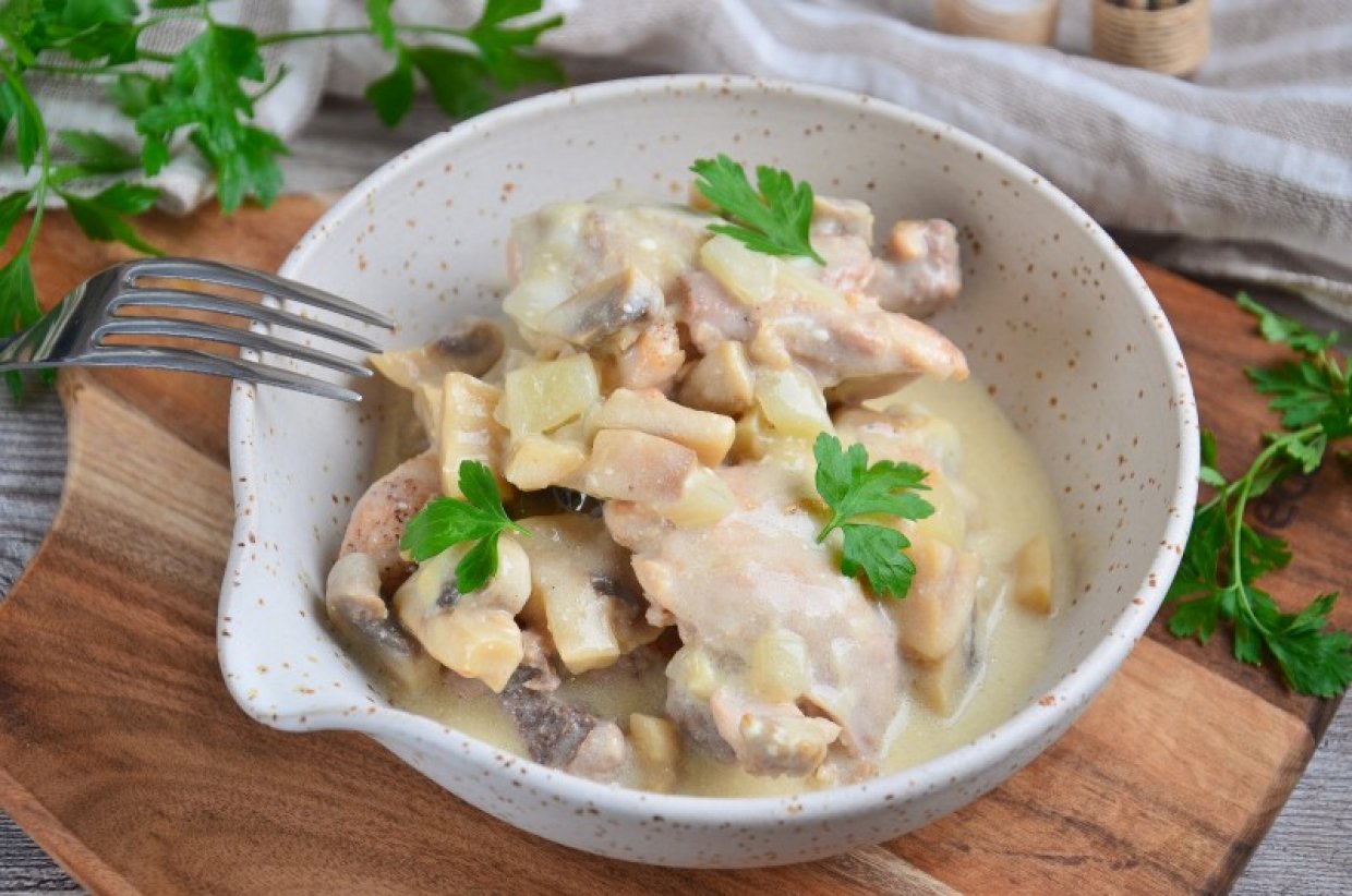 Курица с грибами в сметанном соусе Курица с грибами в сметанном соусе