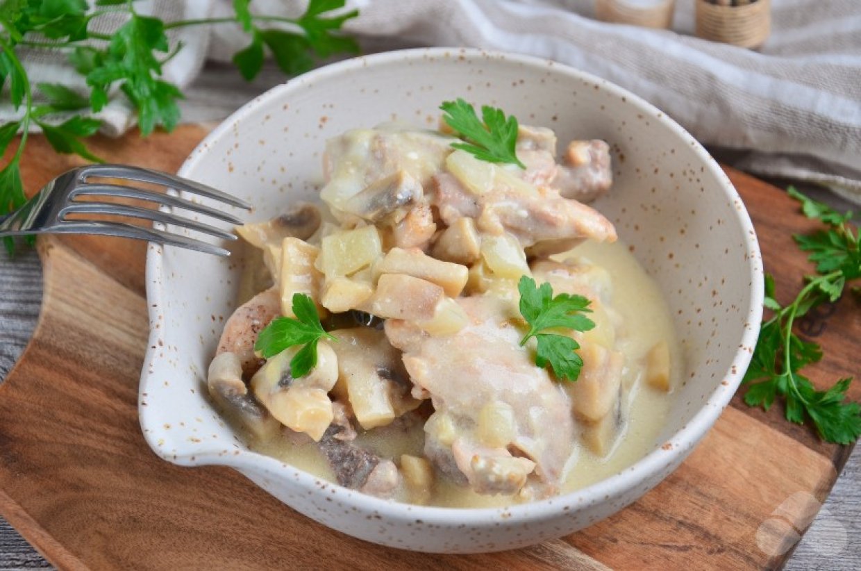 Курица с грибами в сметанном соусе