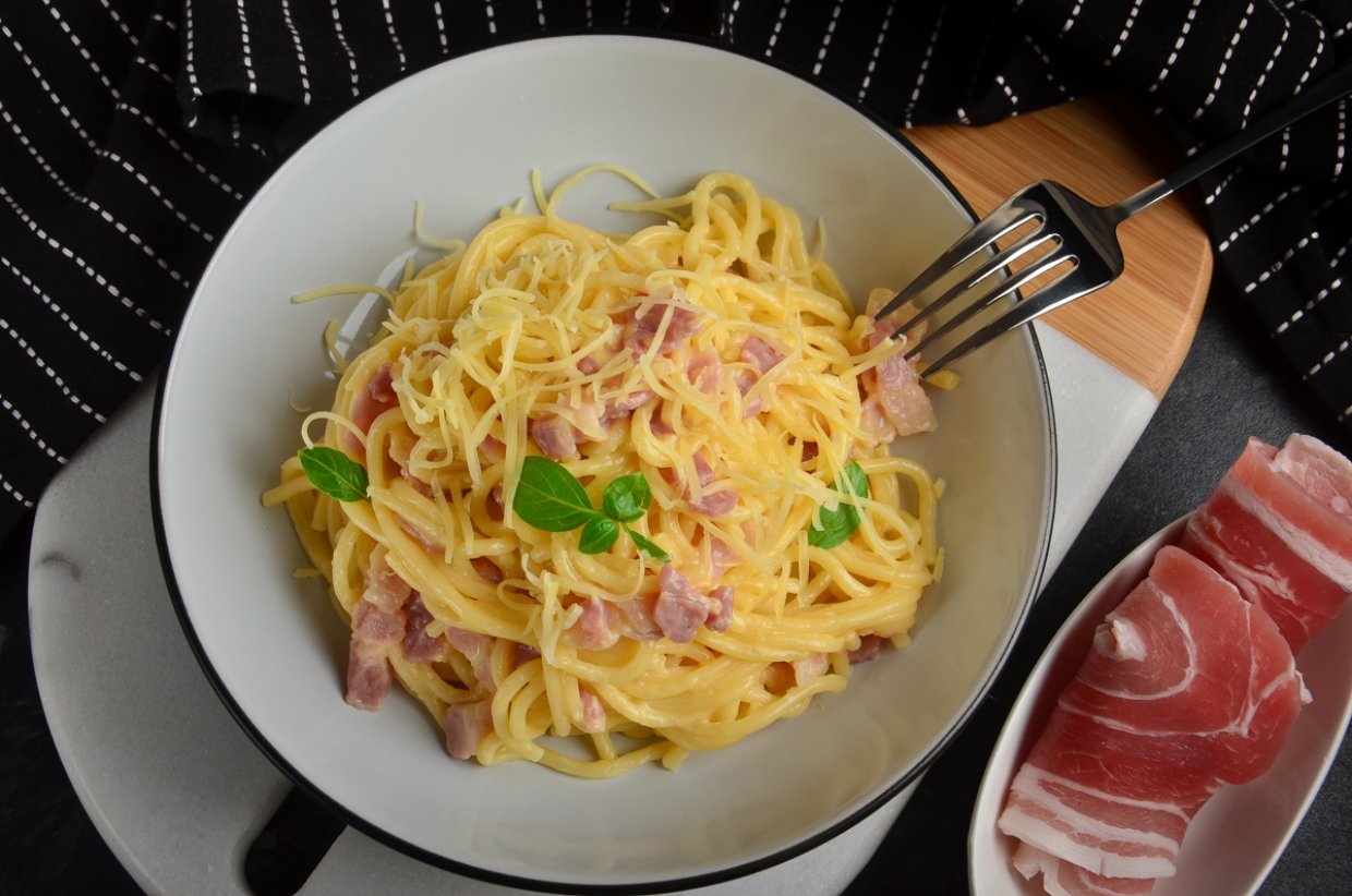 Паста карбонара с беконом и сливками Паста карбонара с беконом и сливками