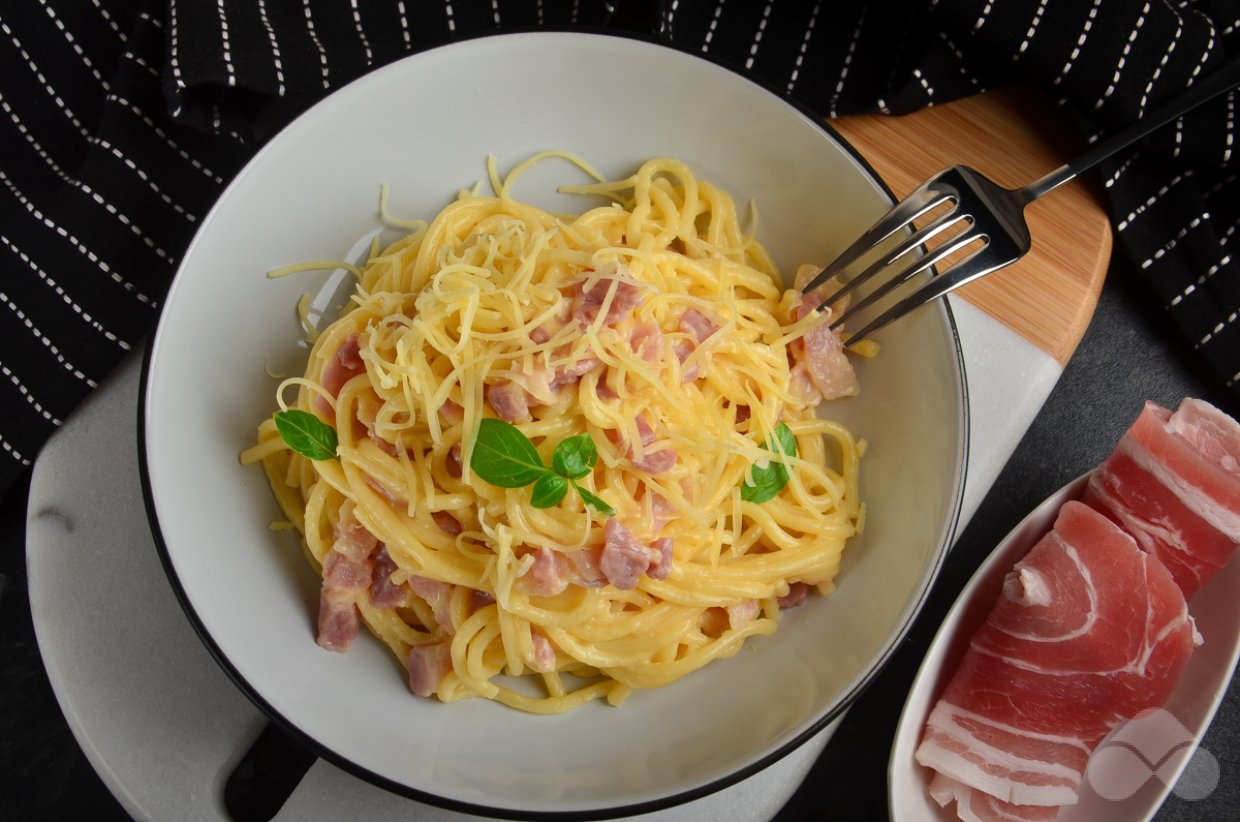 Паста карбонара с беконом и сливками