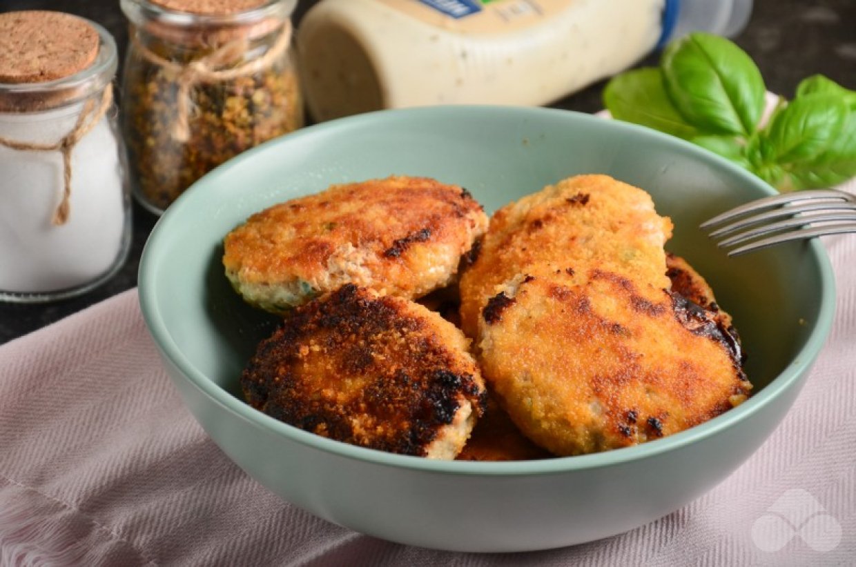 Свиные котлеты с творожным сыром и зеленью