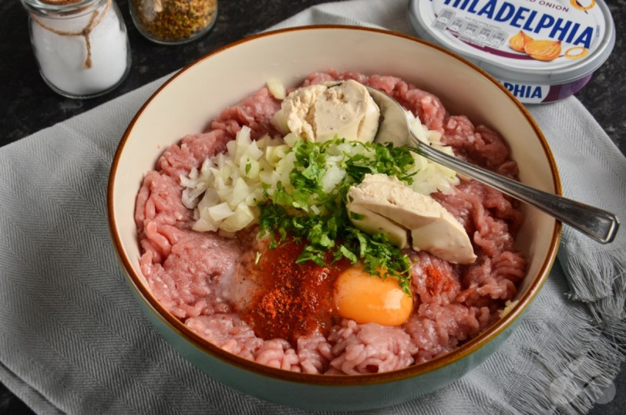 Свиные котлеты с творожным сыром и зеленью – фото приготовления рецепта, шаг 2