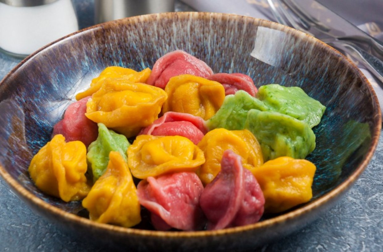 Разноцветные пельмени с куриным фаршем Разноцветные пельмени с куриным фаршем