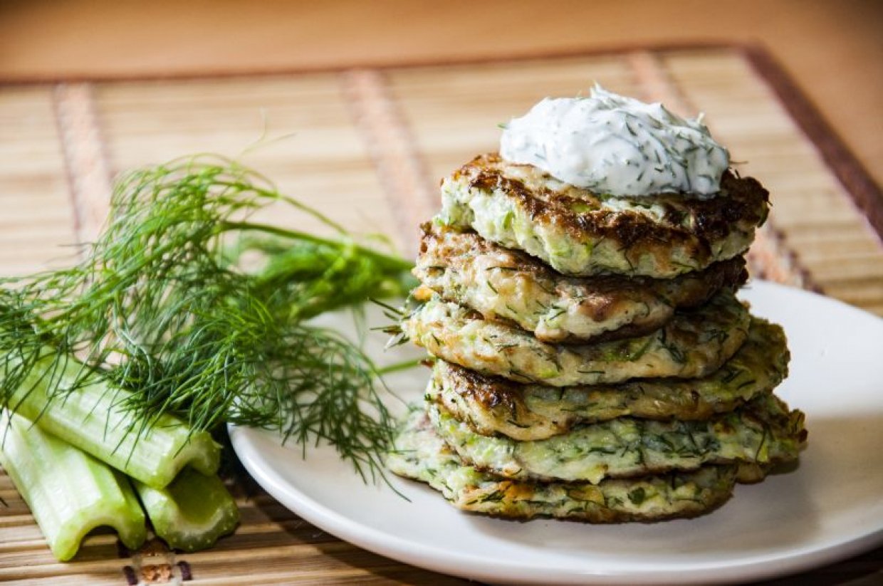 Картофельные драники с укропом и сельдереем Картофельные драники с укропом и сельдереем
