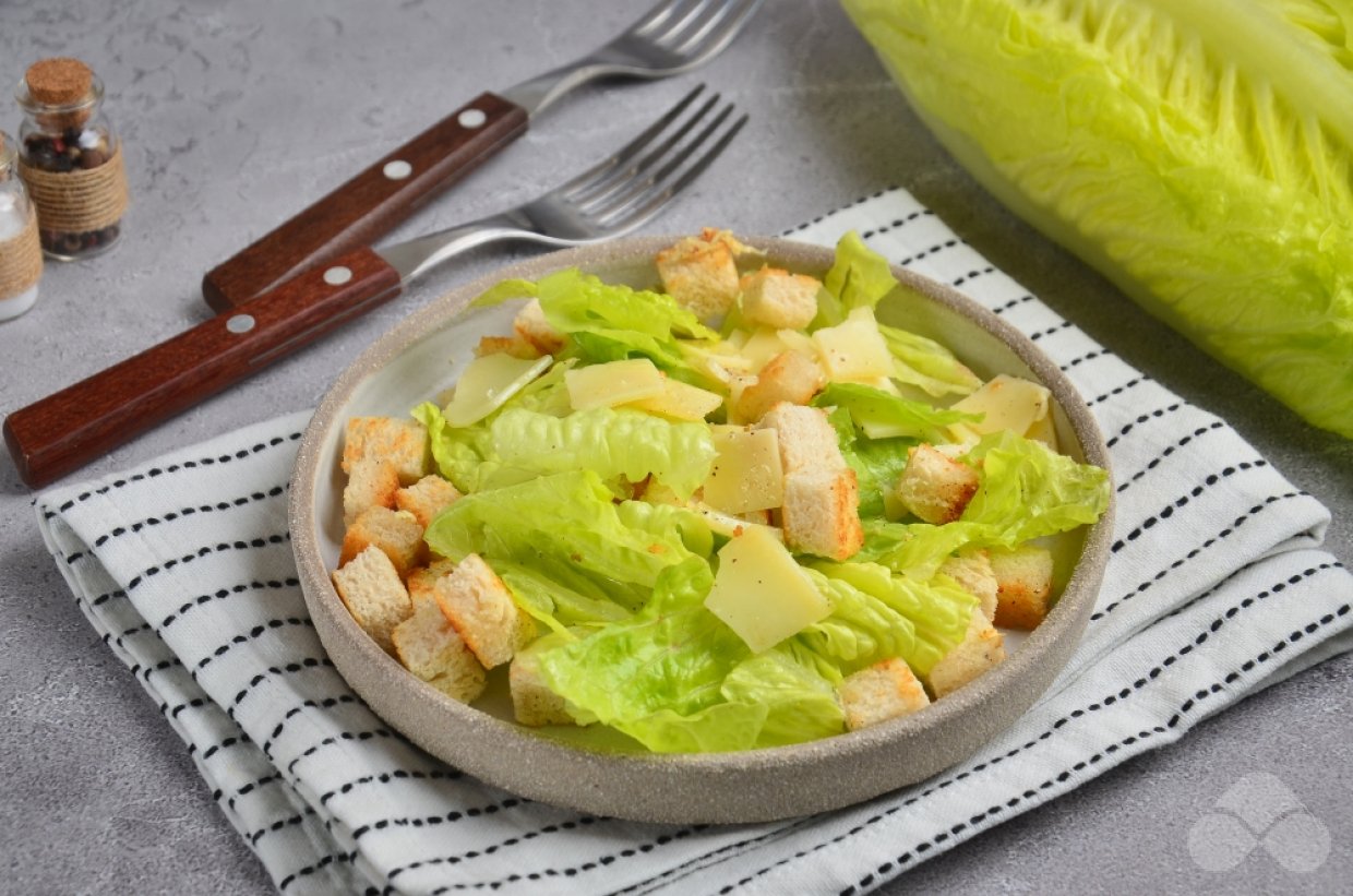Салат с пармезаном и сухариками