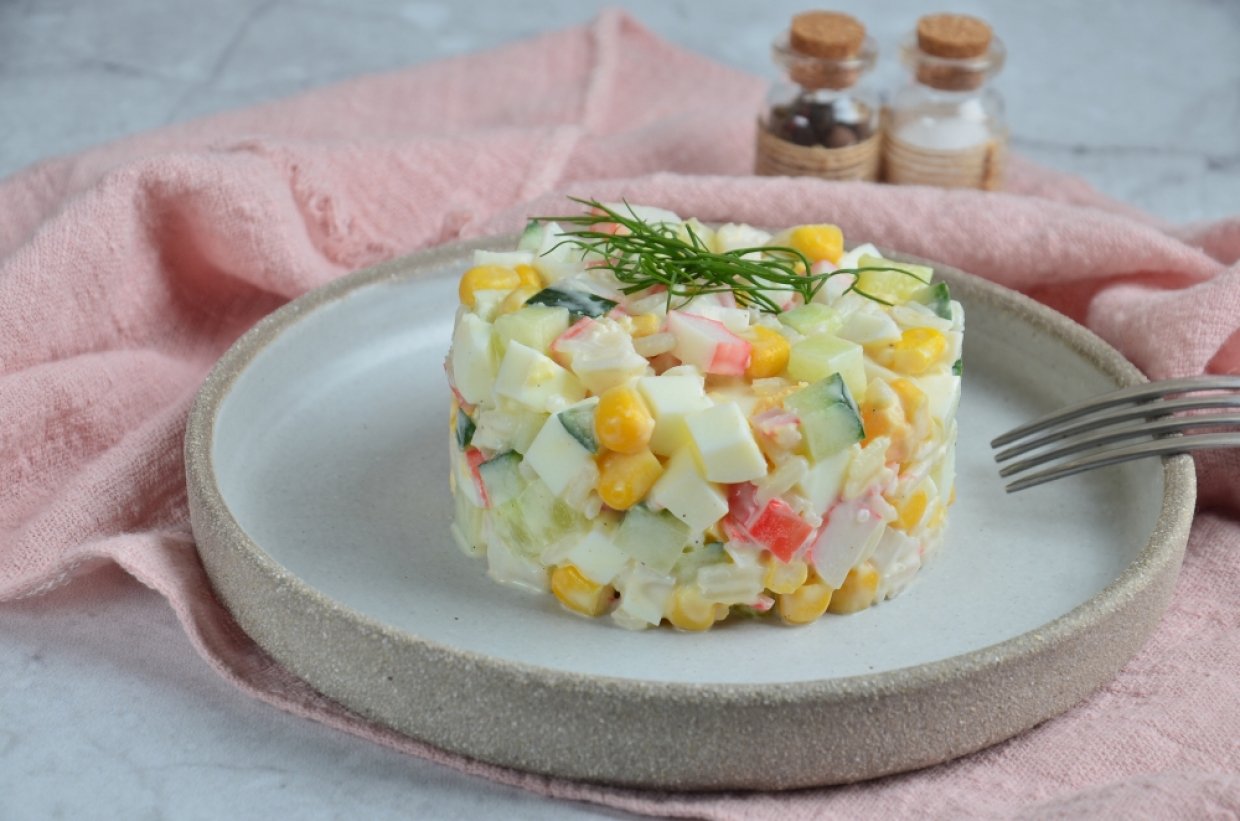 Салат с рисом, яйцами и крабовыми палочками Салат с рисом, яйцами и крабовыми палочками