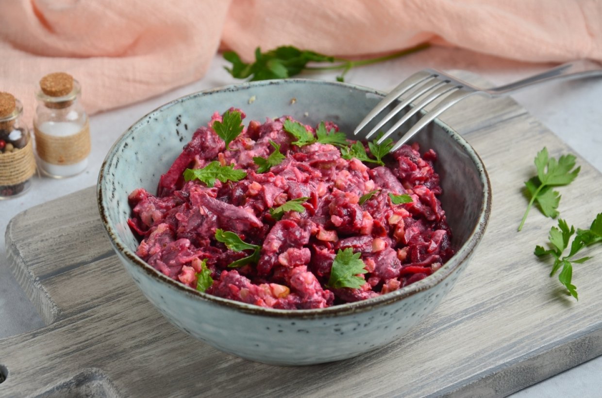 Салат с вареной свеклой, орехами и майонезом Салат с вареной свеклой, орехами и майонезом
