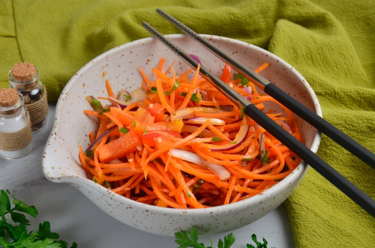 Салат со сладким перцем, морковью и кунжутом Салат со сладким перцем, морковью и кунжутом