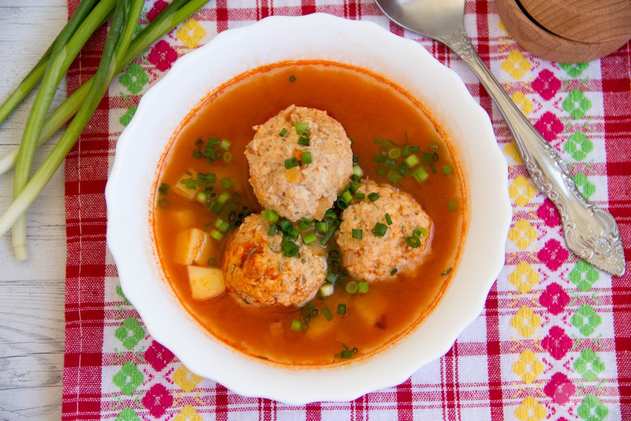 Мексиканский суп с куриными фрикадельками