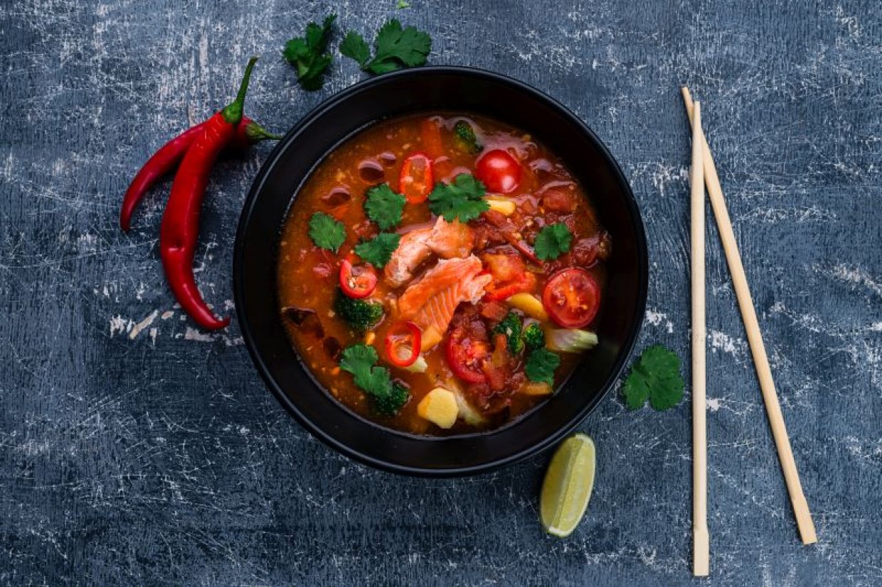 Томатный суп с красной рыбой и овощами Томатный суп с красной рыбой и овощами