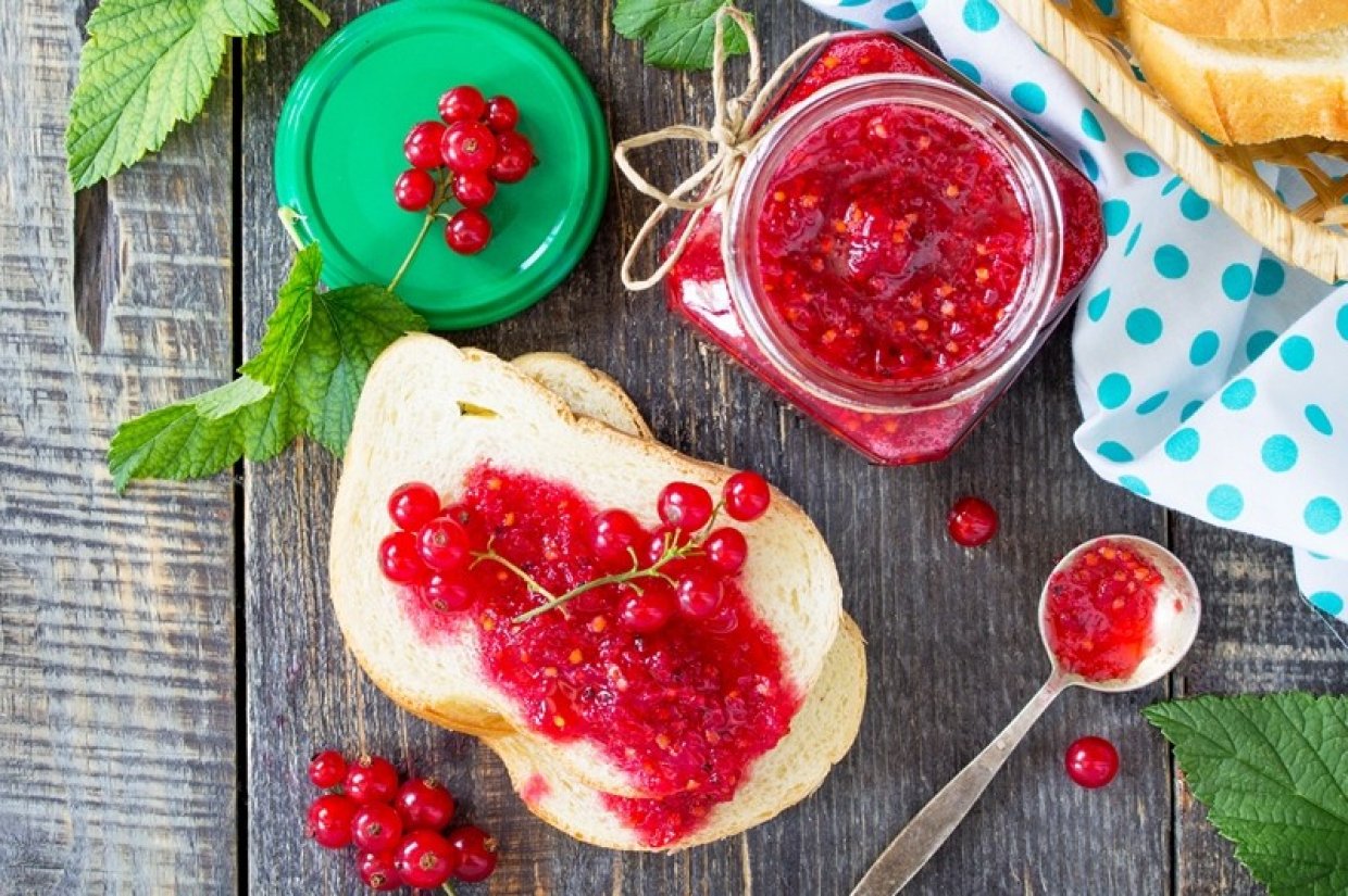 Варенье из красной смородины с косточками Варенье из красной смородины с косточками