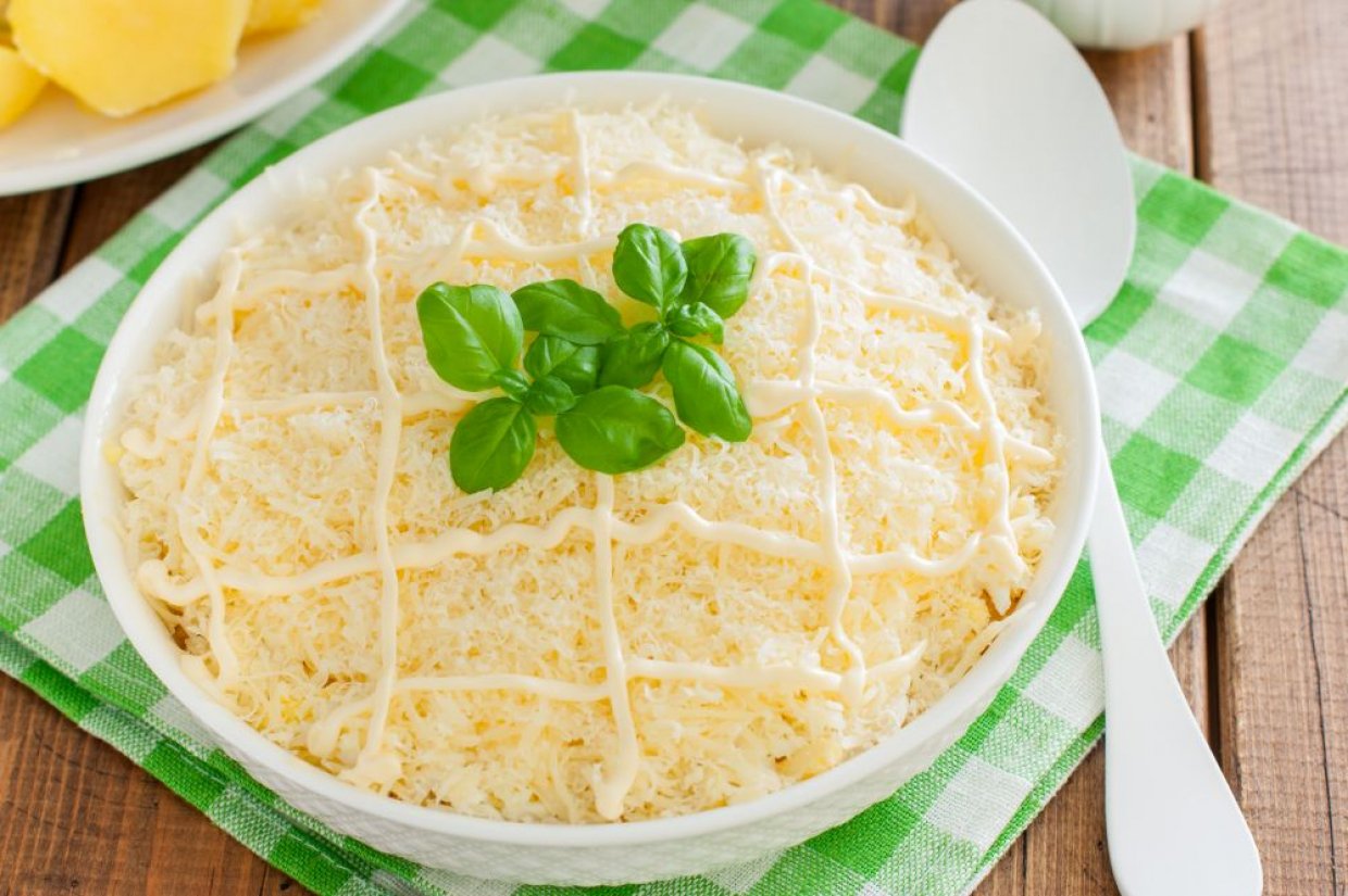Слоеный салат с курицей, корейской морковью и сыром Слоеный салат с курицей, корейской морковью и сыром