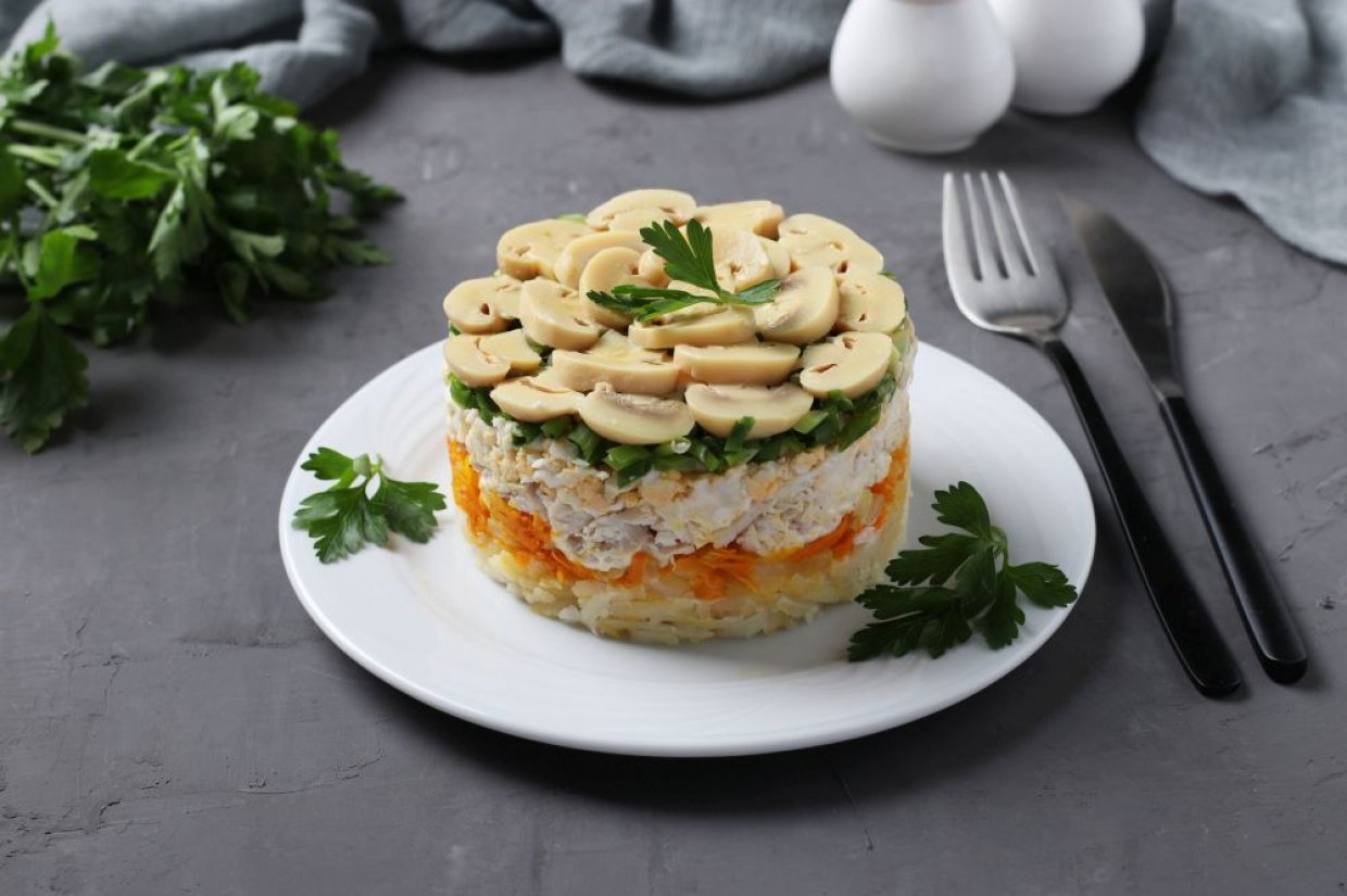 Слоеный салат с курицей, грибами и зеленым луком Слоеный салат с курицей, грибами и зеленым луком