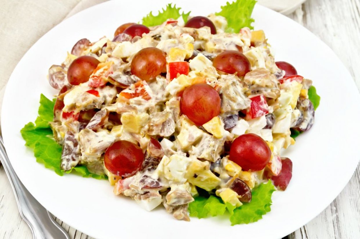 Салат с мясом, шампиньонами и виноградом Салат с мясом, шампиньонами и виноградом