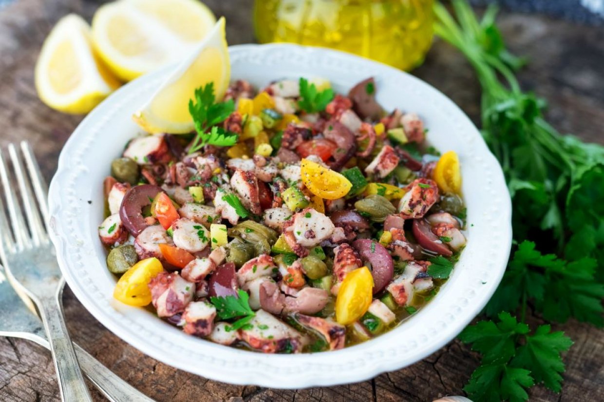Салат с осьминогами, овощами и каперсами Салат с осьминогами, овощами и каперсами