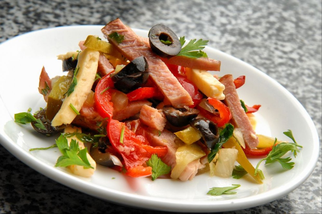 Салат с ветчиной, маслинами и сыром Салат с ветчиной, маслинами и сыром