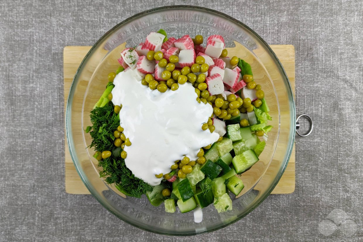 Салат с крабовыми палочками, огурцами и горошком – фото приготовления рецепта, шаг 5