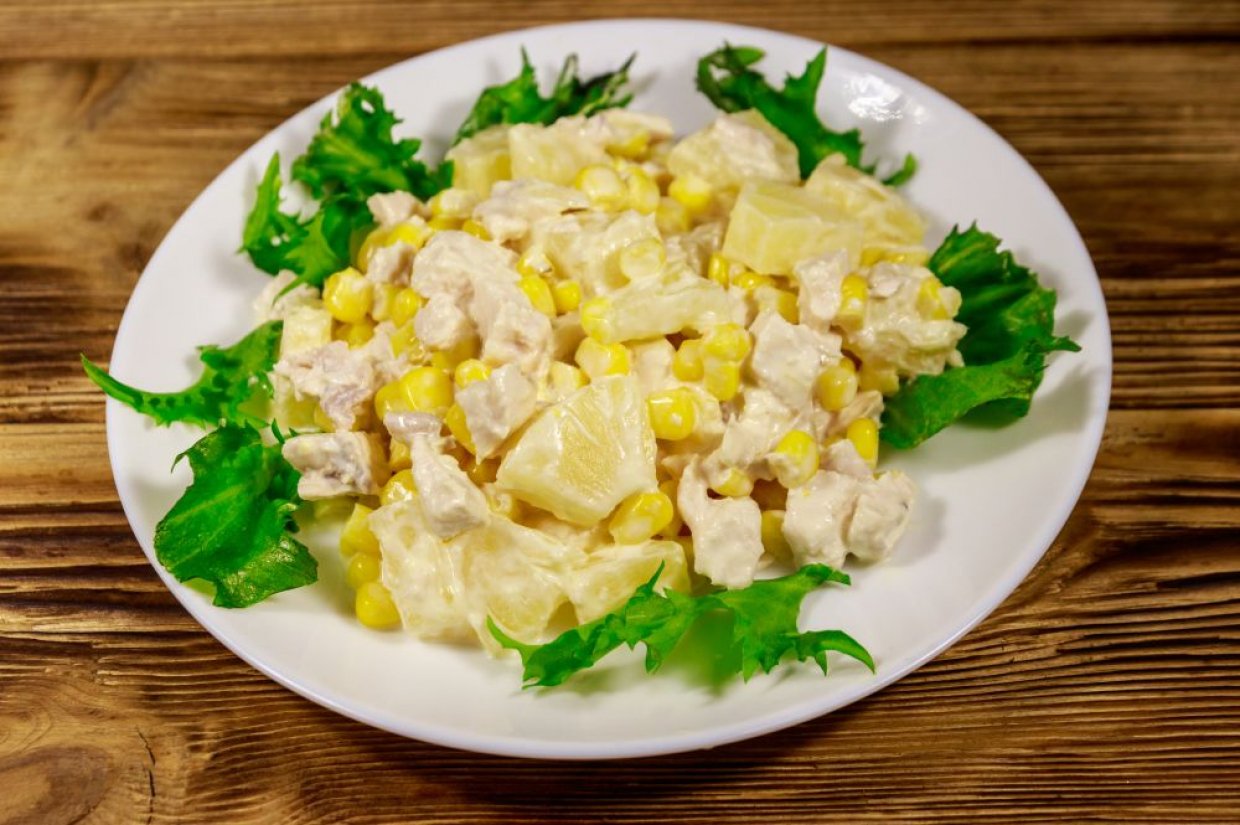 Праздничный салат с курицей, ананасом и кукурузой Праздничный салат с курицей, ананасом и кукурузой