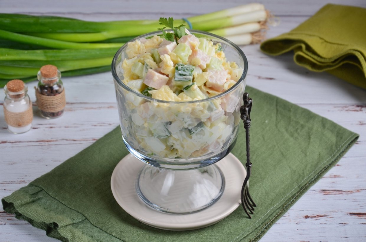 Салат с ветчиной, яйцом и сыром Салат с ветчиной, яйцом и сыром