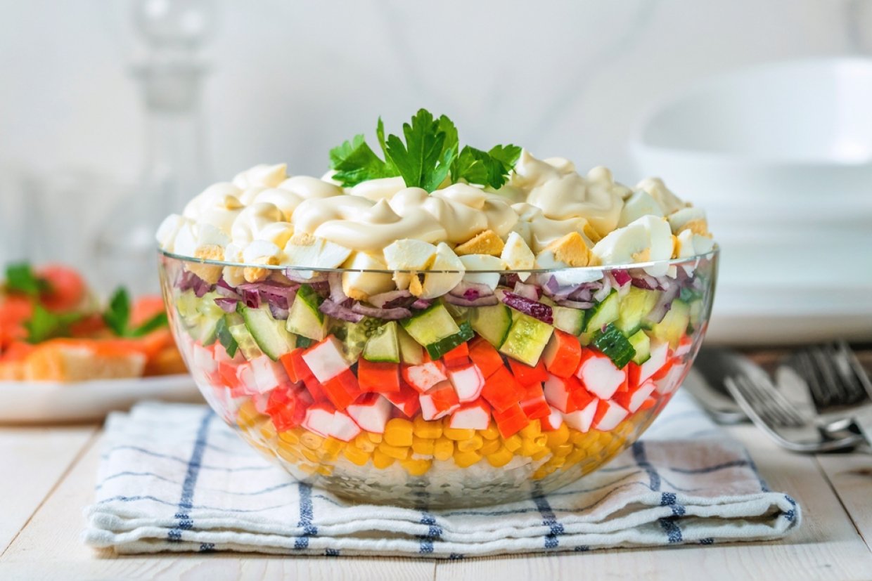 Слоеный крабовый салат с рисом и кукурузой Слоеный крабовый салат с рисом и кукурузой