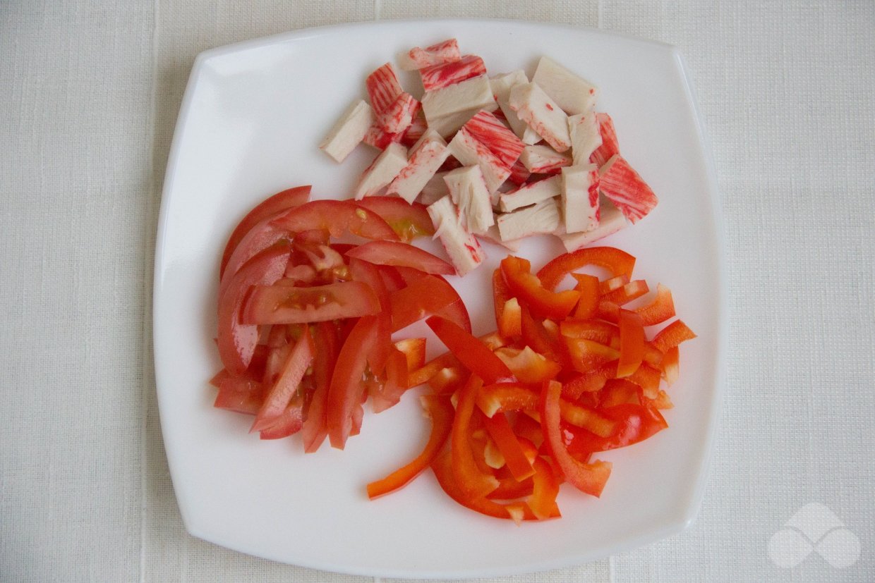 Крабовый салат с помидорами и грецкими орехами – фото приготовления рецепта, шаг 1 Крабовый салат с помидорами и грецкими орехами – фото приготовления рецепта, шаг 1