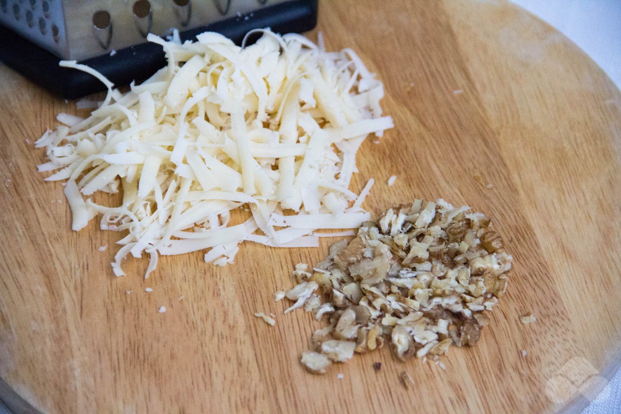 Крабовый салат с помидорами и грецкими орехами – фото приготовления рецепта, шаг 2 Крабовый салат с помидорами и грецкими орехами – фото приготовления рецепта, шаг 2
