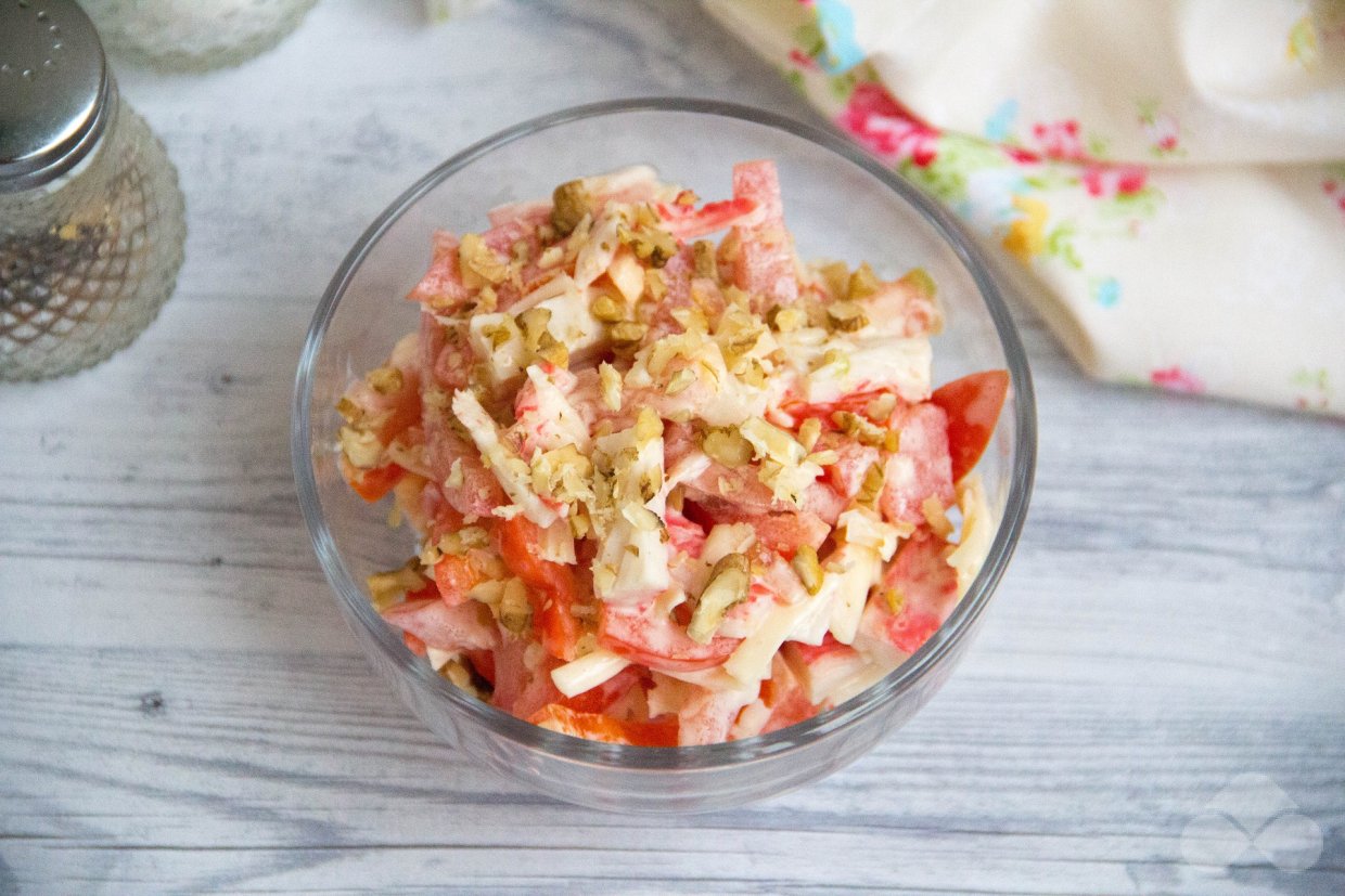 Крабовый салат с помидорами и грецкими орехами – фото приготовления рецепта, шаг 3 Крабовый салат с помидорами и грецкими орехами – фото приготовления рецепта, шаг 3