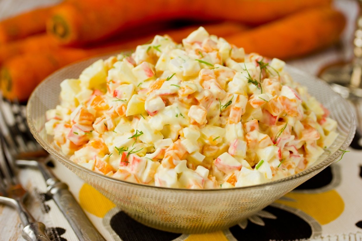 Салат с крабовыми палочками и морковью Салат с крабовыми палочками и морковью