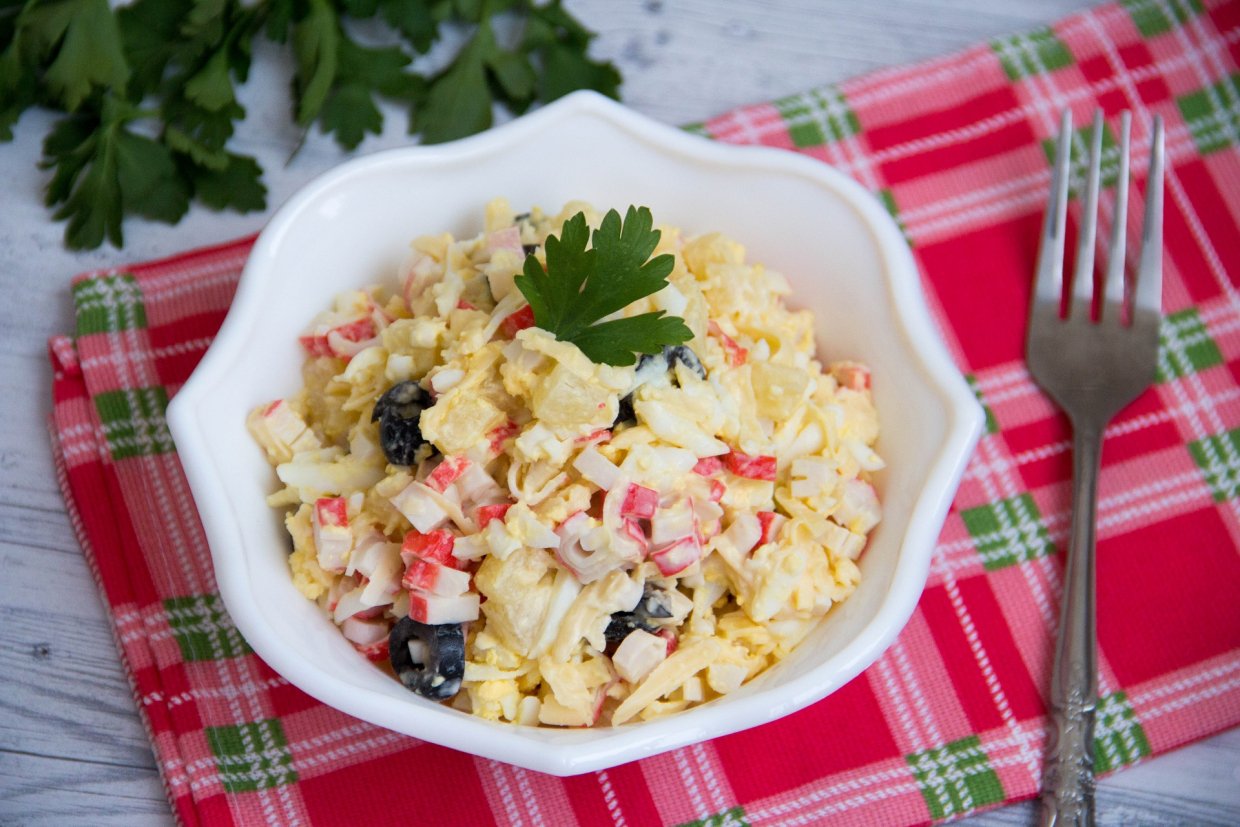 Салат с крабовыми палочками и ананасом Салат с крабовыми палочками и ананасом