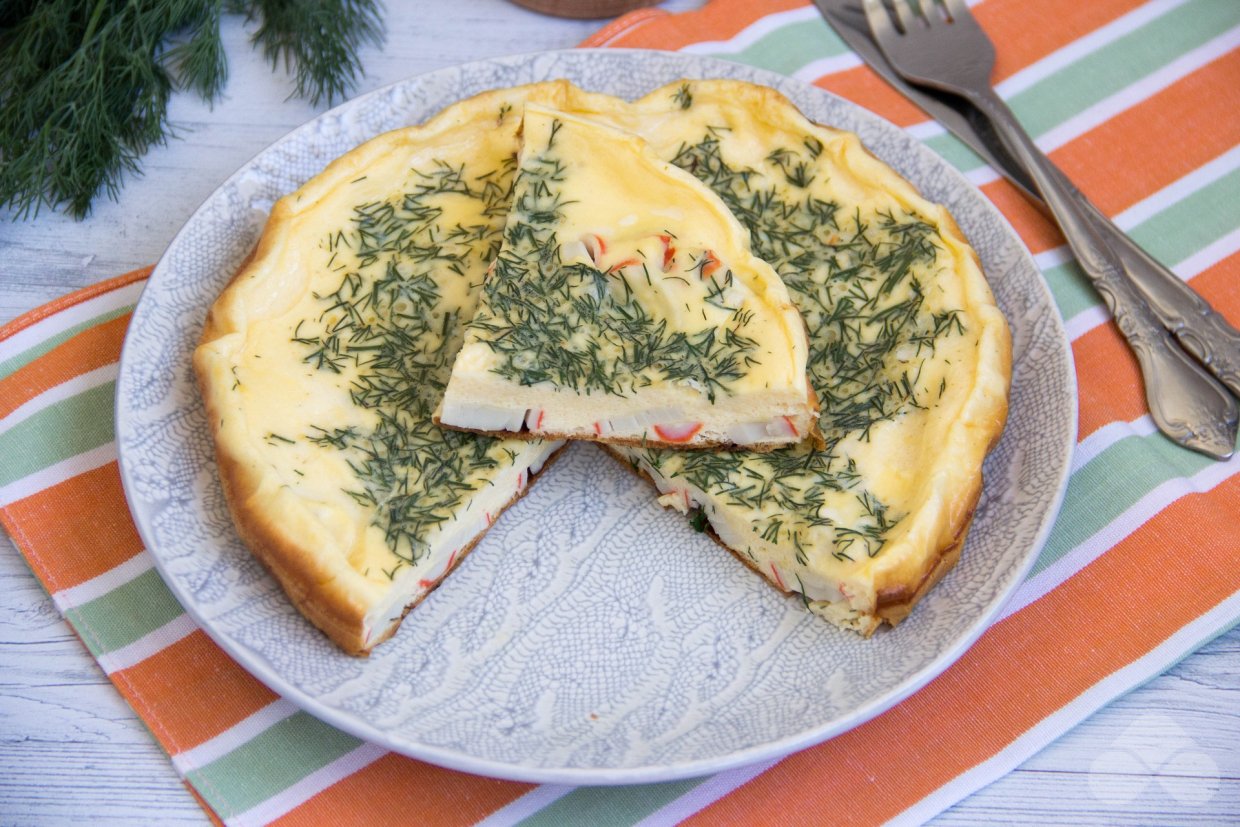Омлет с крабовыми палочками и зеленью