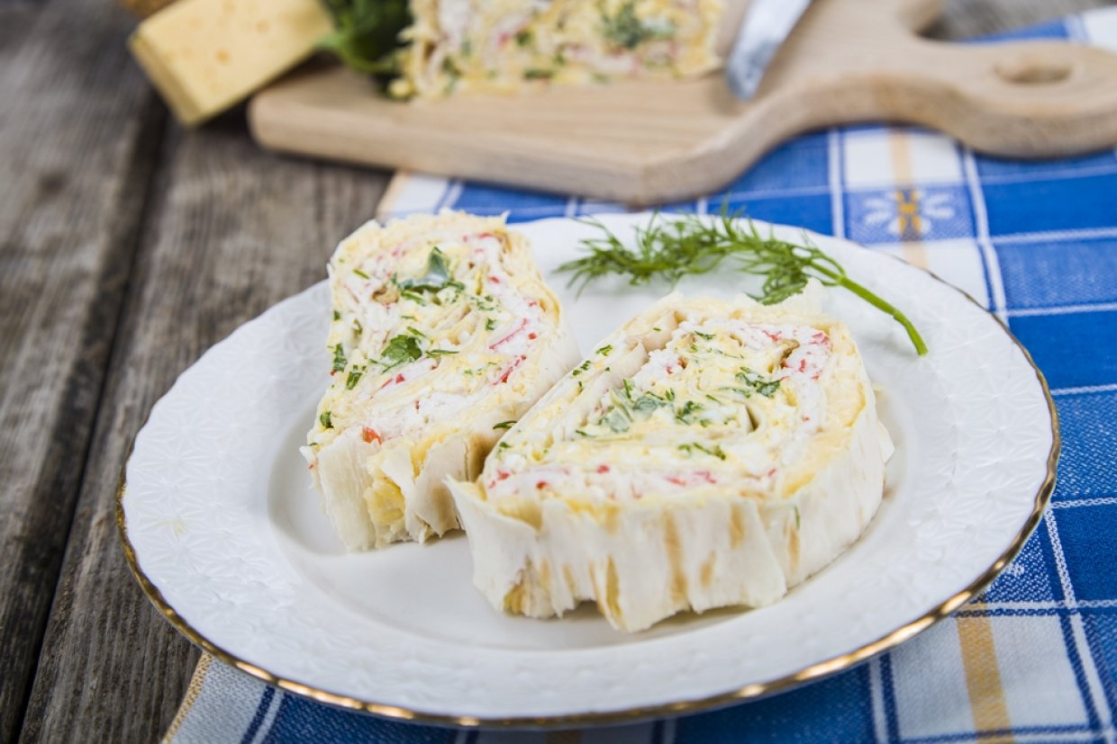 Рулет из лаваша с крабовыми палочками и кукурузой Рулет из лаваша с крабовыми палочками и кукурузой
