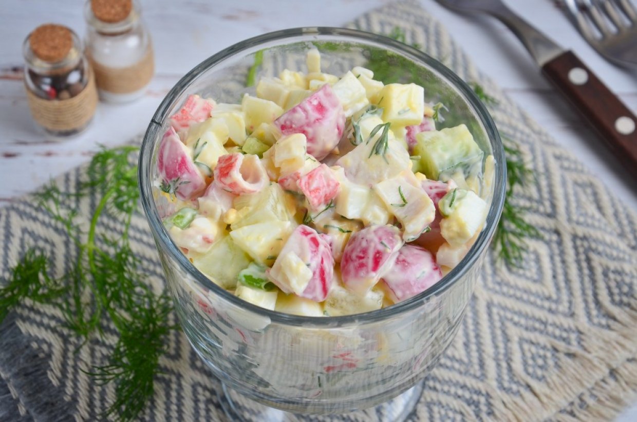 Салат с крабовыми палочками, редиской и зеленью Салат с крабовыми палочками, редиской и зеленью