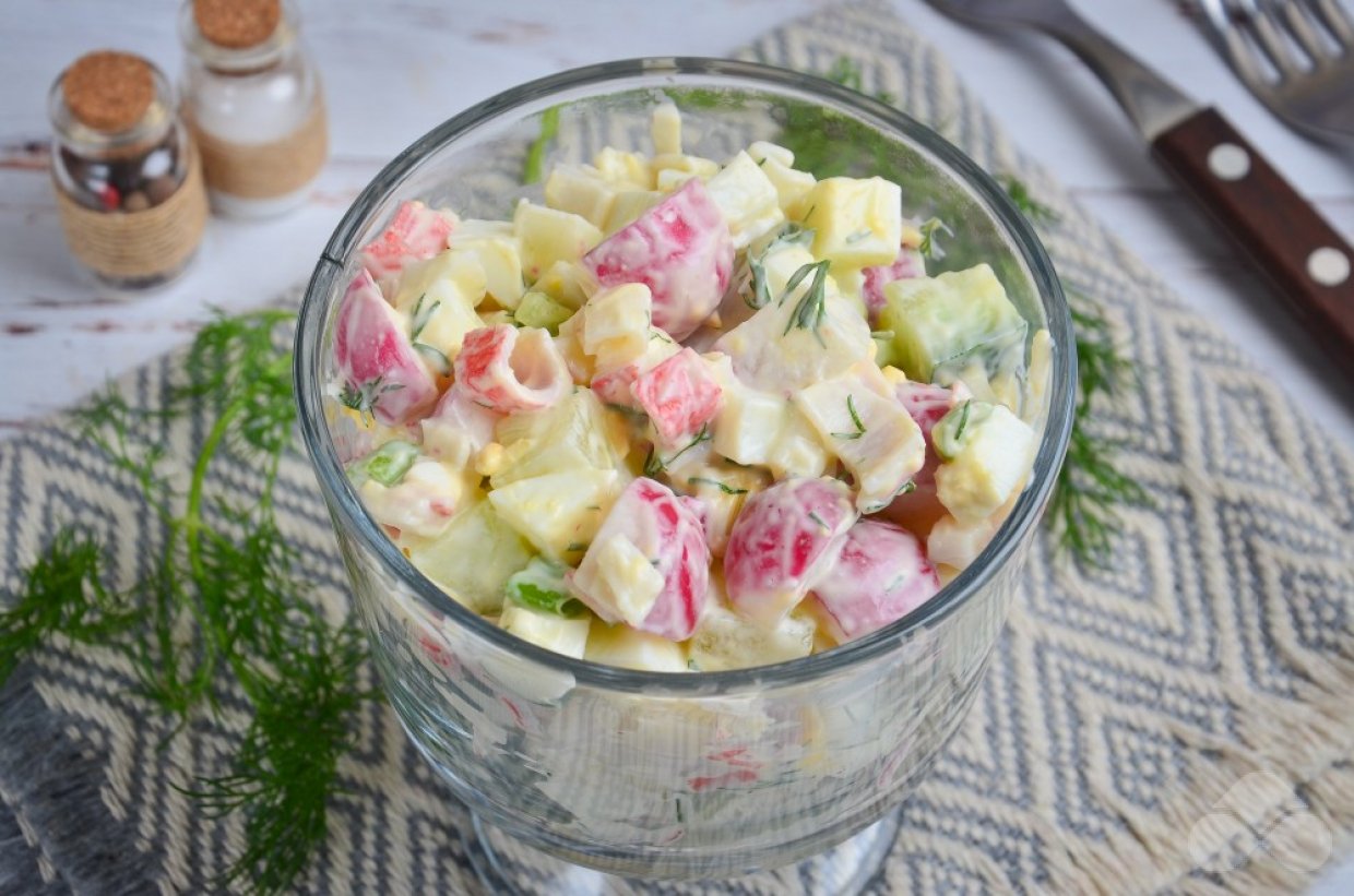 Салат с крабовыми палочками, редиской и зеленью