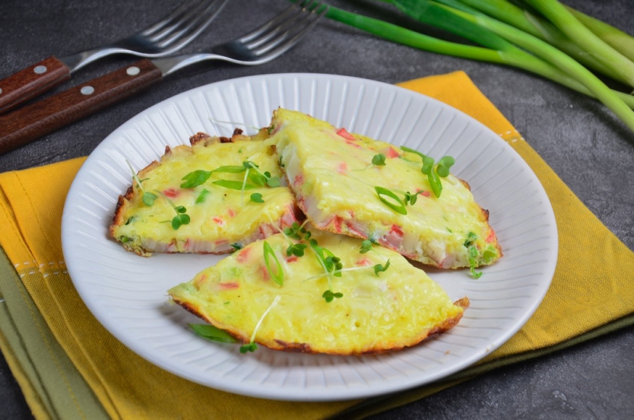 Омлет с крабовыми палочками, зеленым луком и сыром Омлет с крабовыми палочками, зеленым луком и сыром