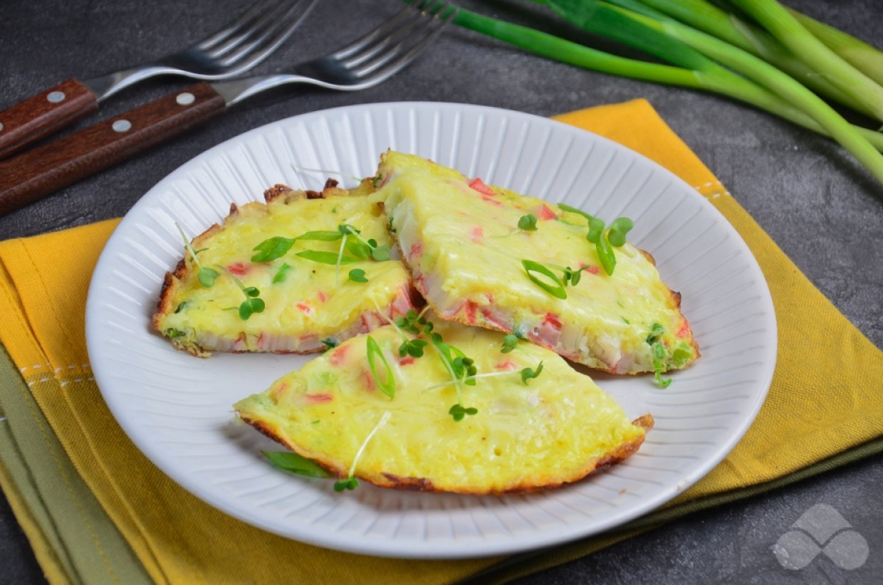 Омлет с крабовыми палочками, зеленым луком и сыром Омлет с крабовыми палочками, зеленым луком и сыром