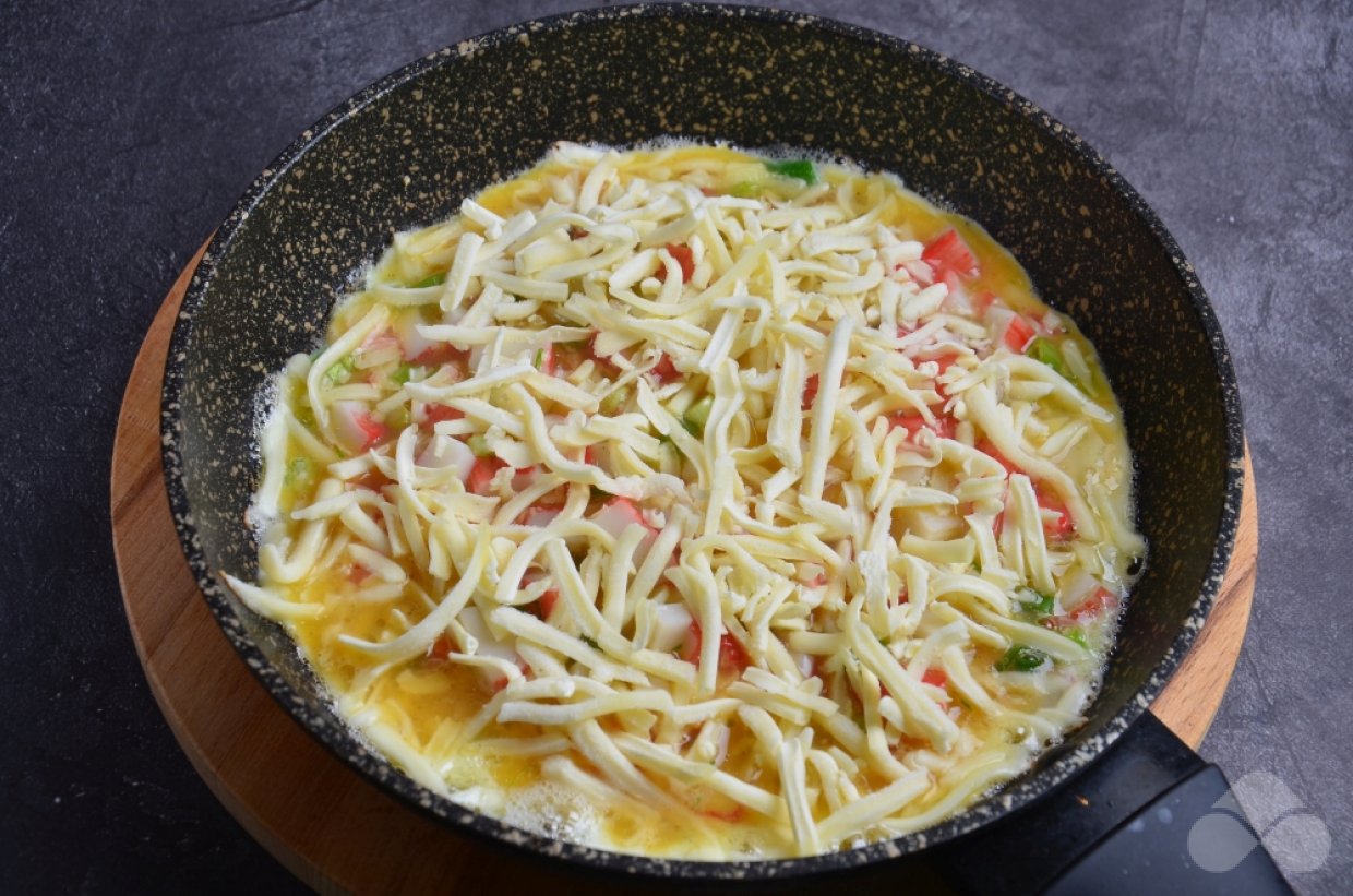 Омлет с крабовыми палочками, зеленым луком и сыром – фото приготовления рецепта, шаг 4 Омлет с крабовыми палочками, зеленым луком и сыром – фото приготовления рецепта, шаг 4