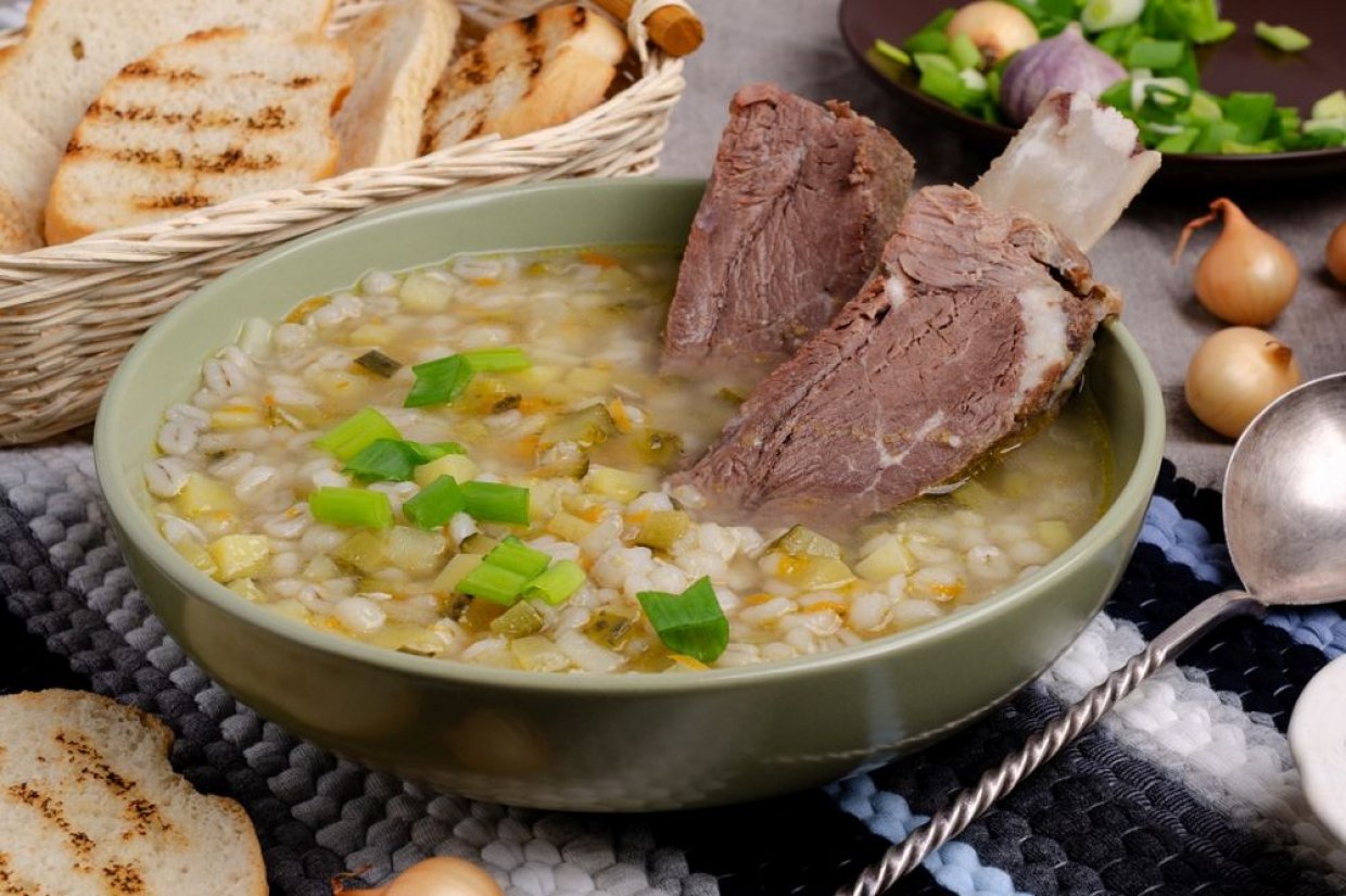 Густой рассольник с перловкой и говяжьими ребрышками Густой рассольник с перловкой и говяжьими ребрышками