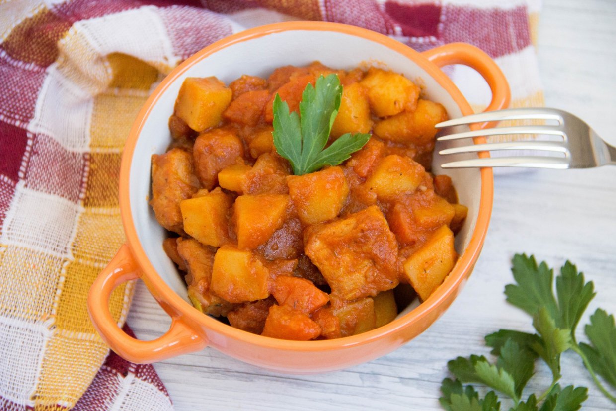 Гуляш из свинины и картофеля Гуляш из свинины и картофеля