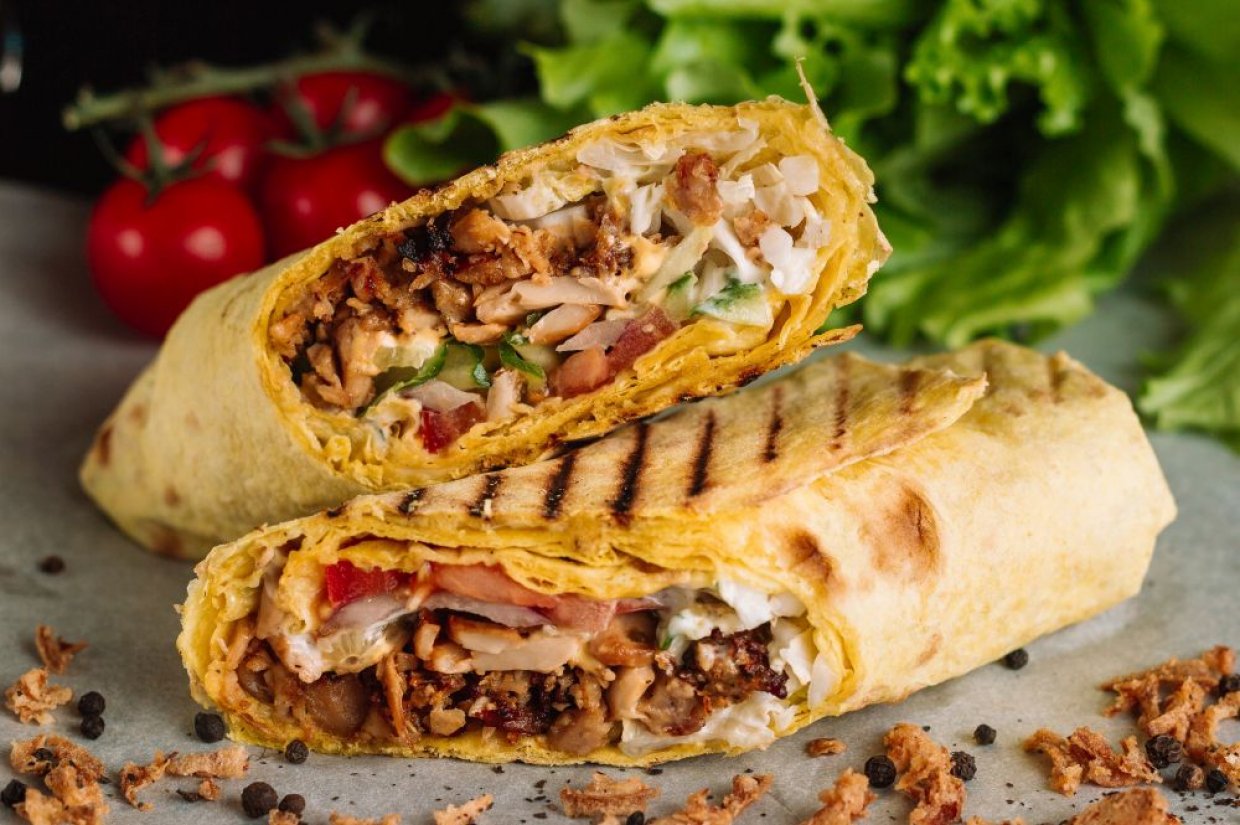 Шаурма с курицей, говяжьим фаршем и свежими овощами Шаурма с курицей, говяжьим фаршем и свежими овощами