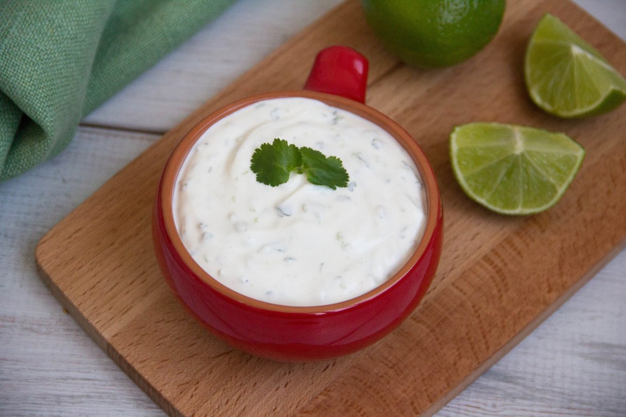Сметанный соус с кинзой, чесноком и соком лайма Сметанный соус с кинзой, чесноком и соком лайма