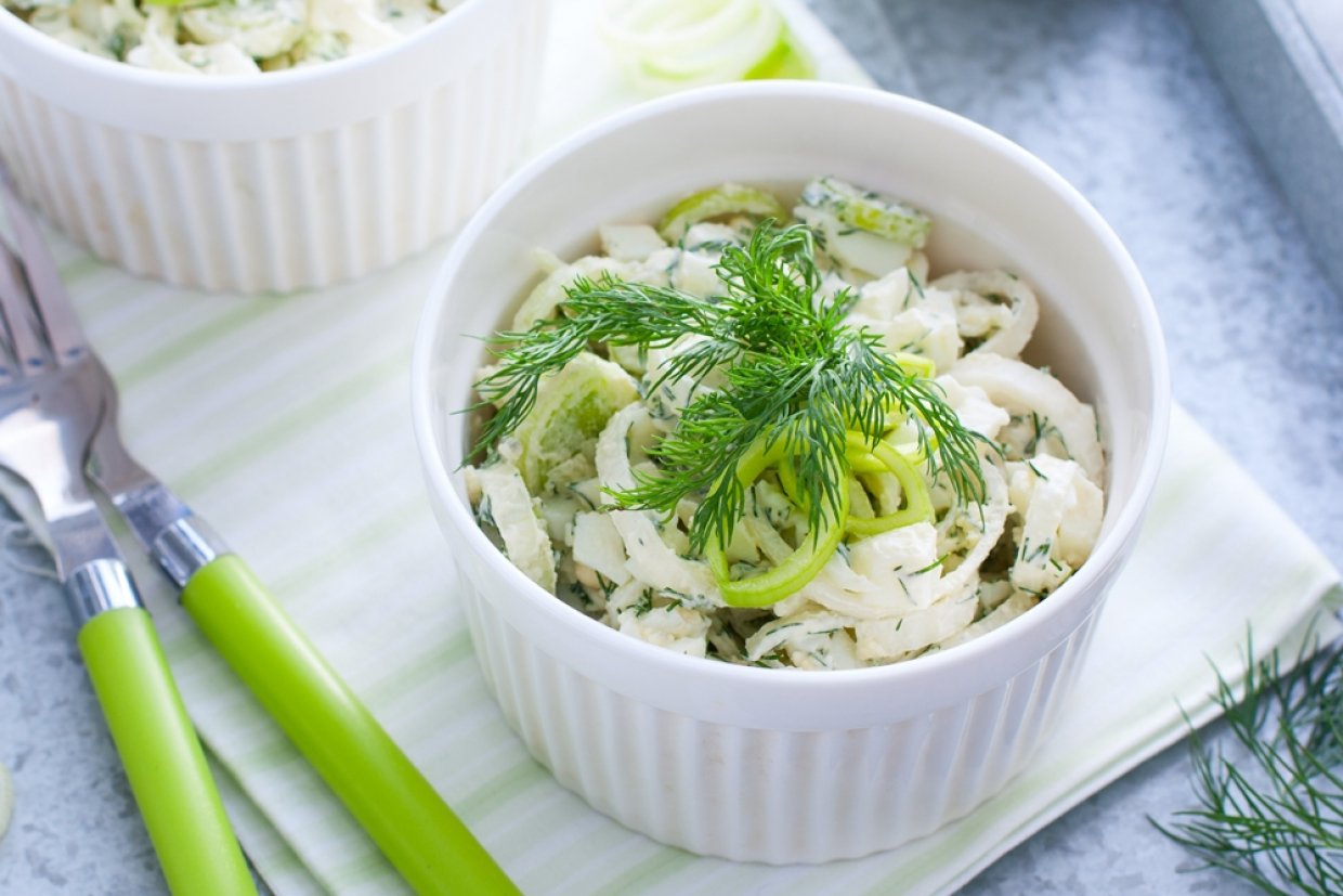 Салат с яйцами, луком и сметаной Салат с яйцами, луком и сметаной