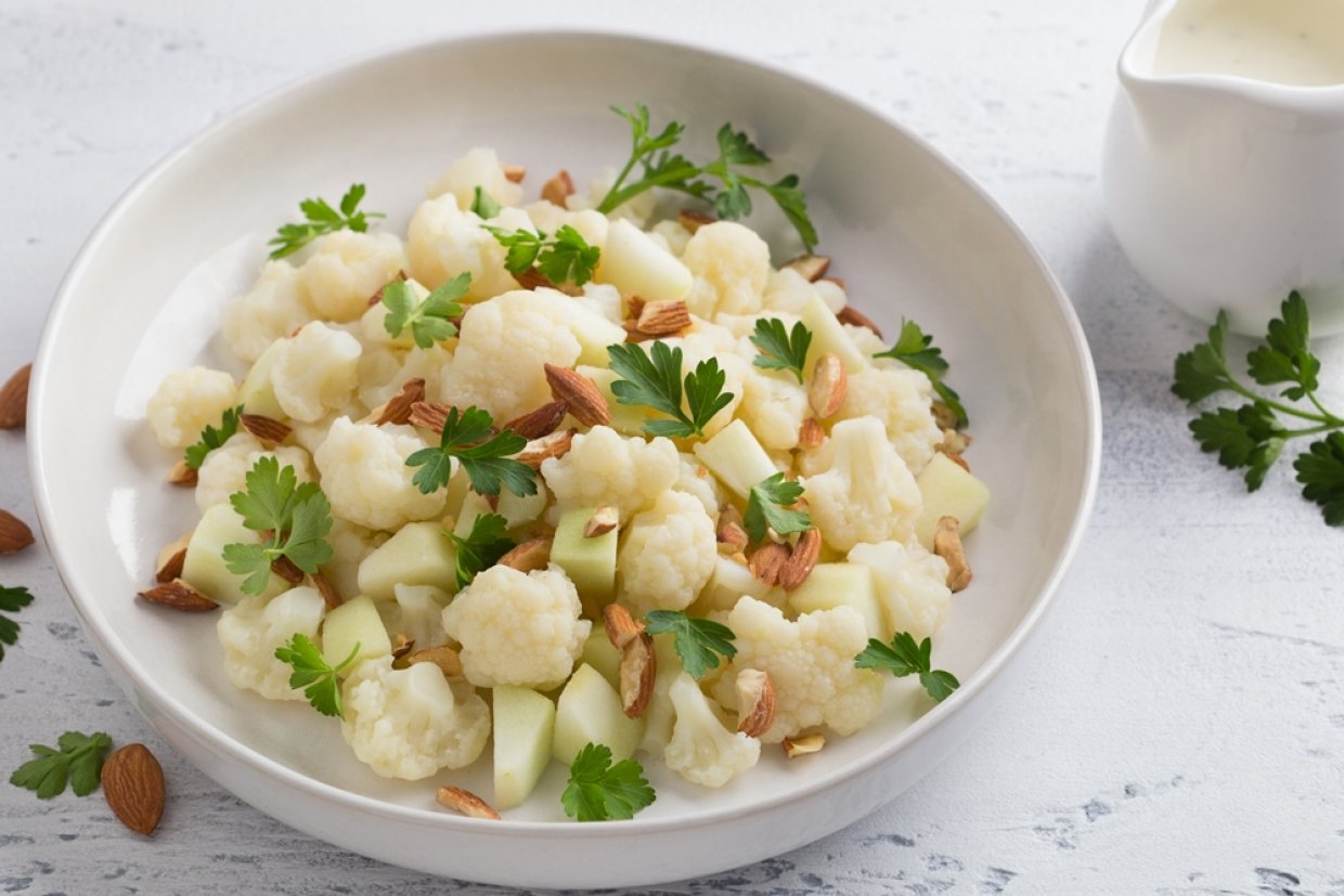 Салат с цветной капустой, яблоками и миндалем Салат с цветной капустой, яблоками и миндалем
