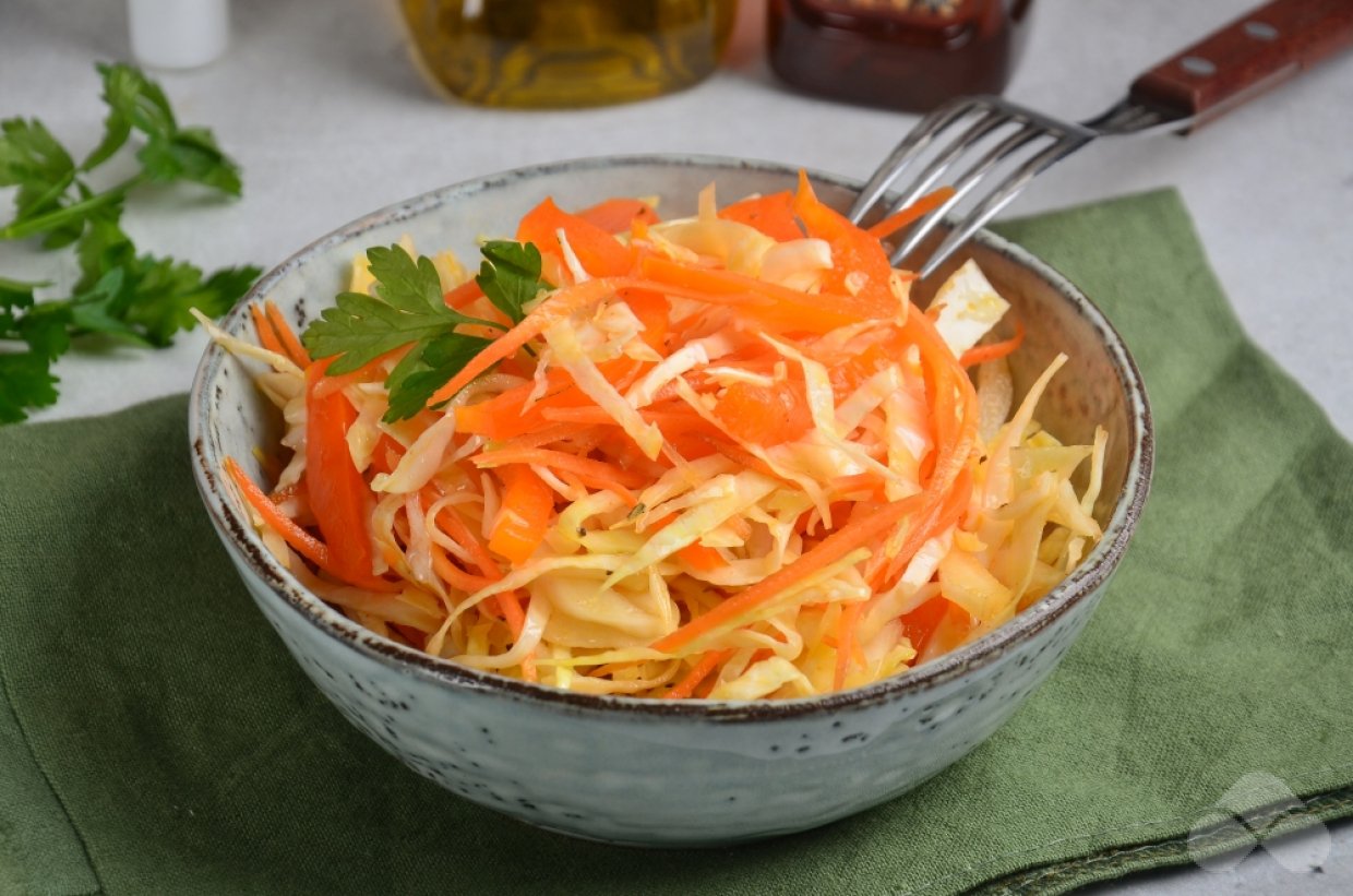 Капустный салат с морковью и болгарским перцем