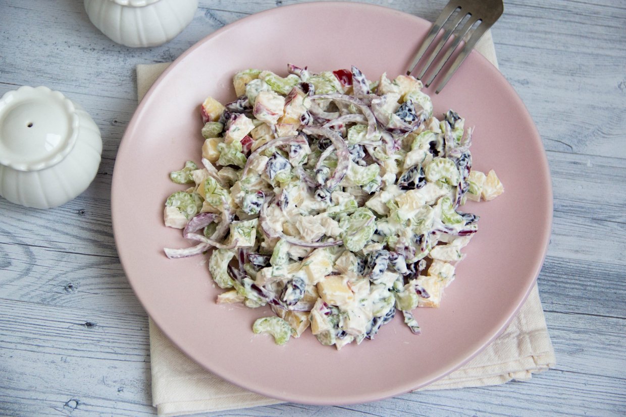 Салат с курицей, сельдереем и клюквой Салат с курицей, сельдереем и клюквой